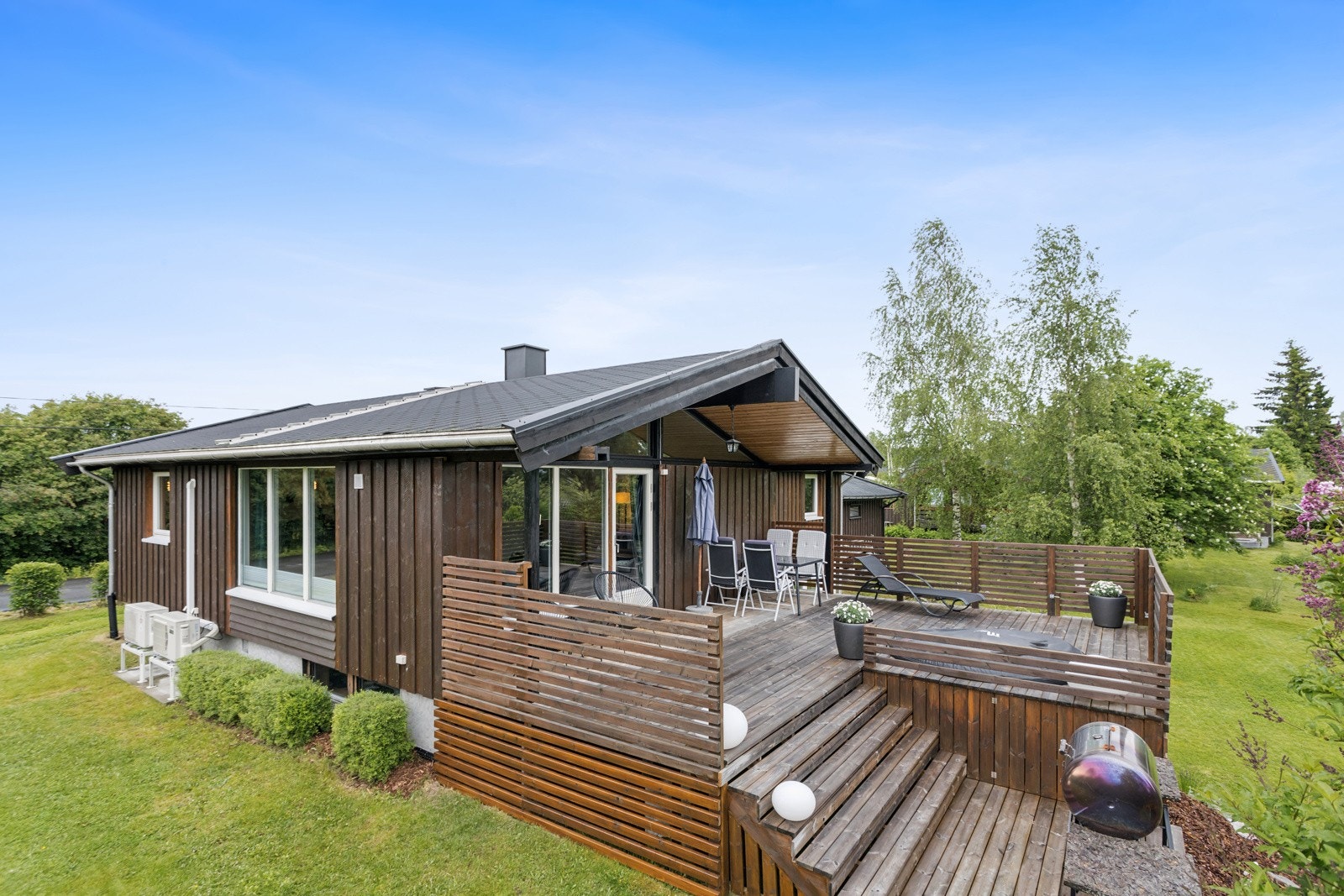 Boligen har barnevennlig beliggenhet i et etablert boligområde på Hanstad. Fra eiendommen er det kort veg til skole, barnehage og to dagligvarebutikker. Galleribilde