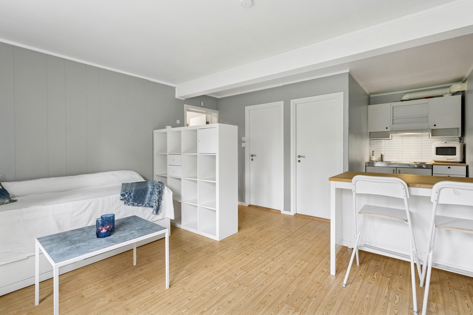 Lys og fin stuedel med plass til både spiseplass og seng/sovesofa. Galleribilde