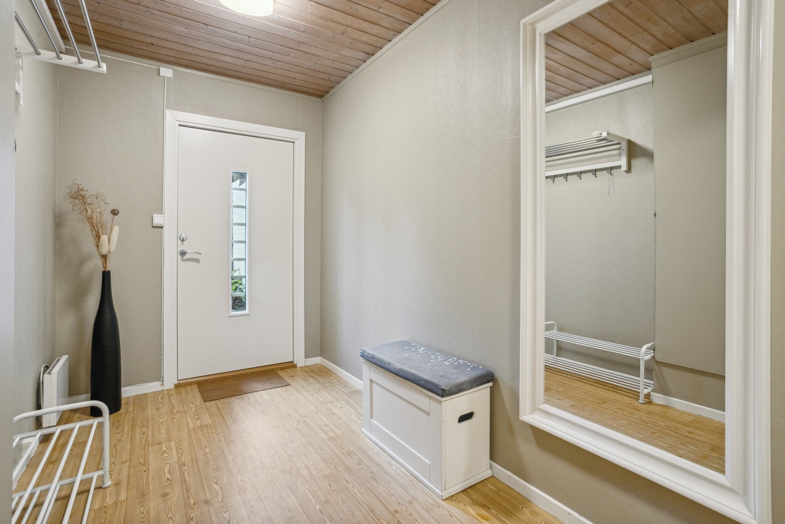 Hybeldel i kjelleretasjen med egen utvendig adkomst. Hybeldelen består av gang, bad, bod, og stue/soverom med hybelkjøkken. Galleribilde