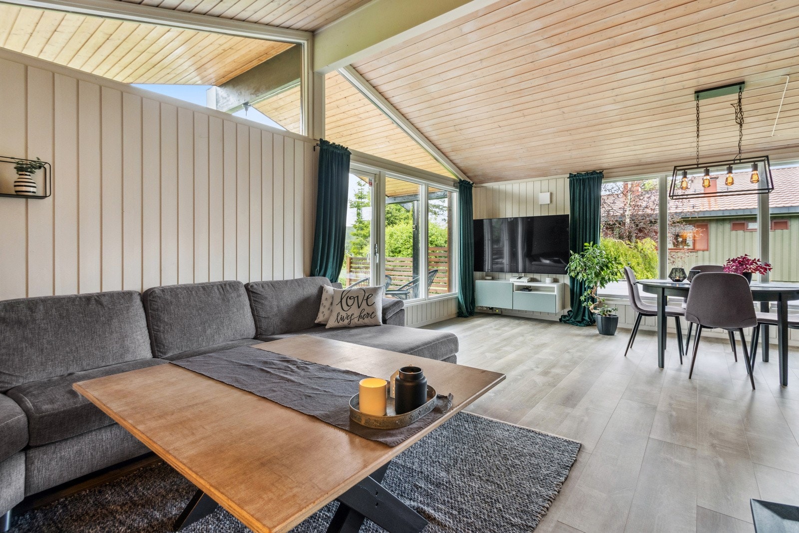 Lys og flott stuedel med gode møbleringsmuligheter. Galleribilde