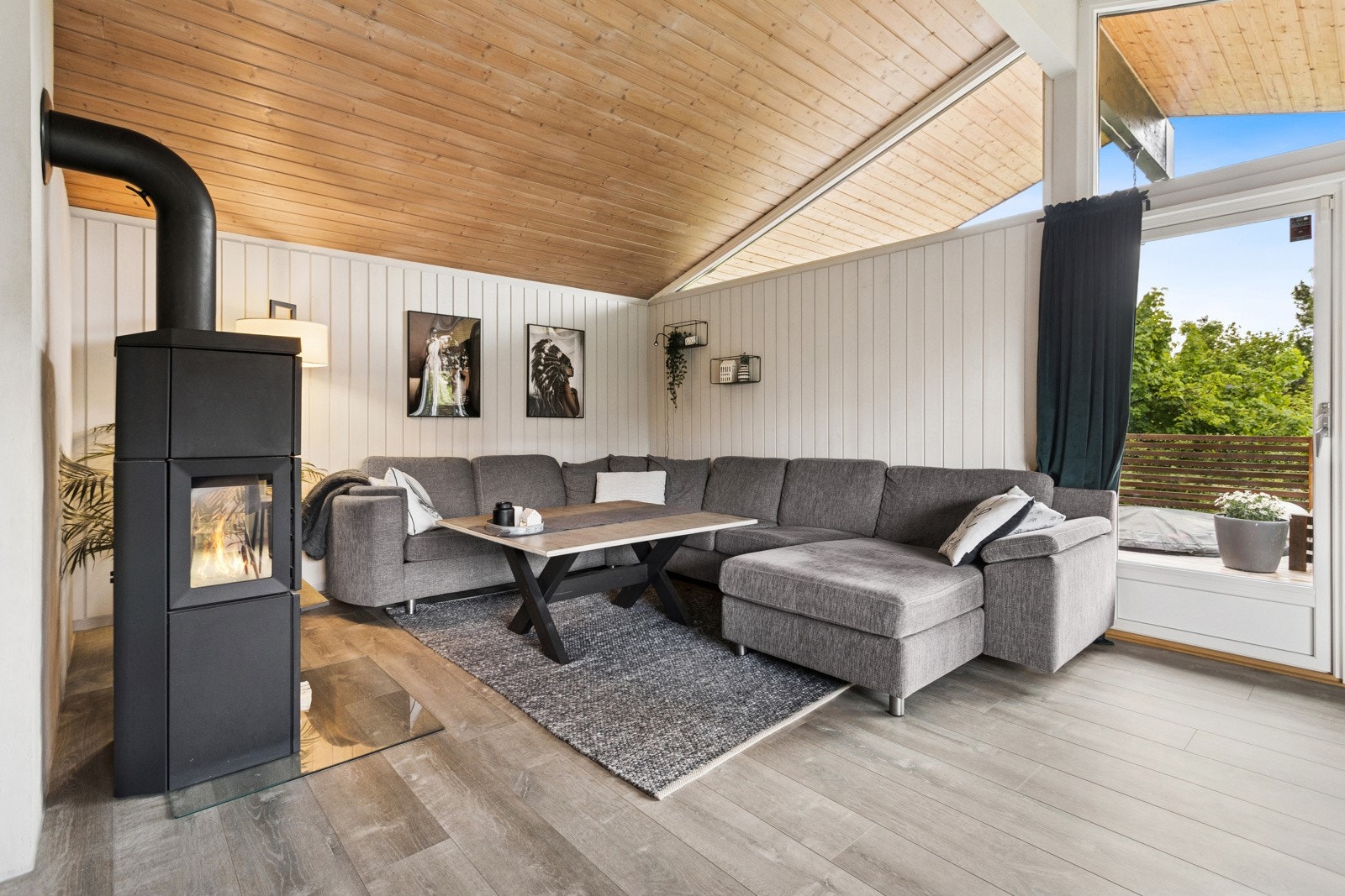 Rommet har lyse overlater, store vindusflater og åpen himling som gir særpreg og en god romfølelse. Galleribilde