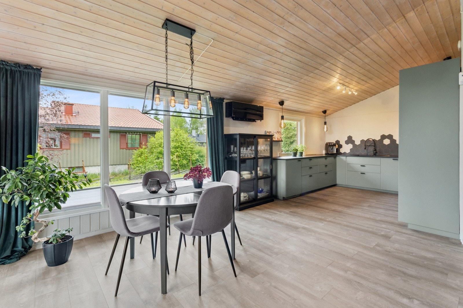 Moderne og funksjonelt kjøkken med innredning fra 2020. Innredning i en fin grønnfarge med slette fronter og rikelig med skap- og benkeplass. Galleribilde