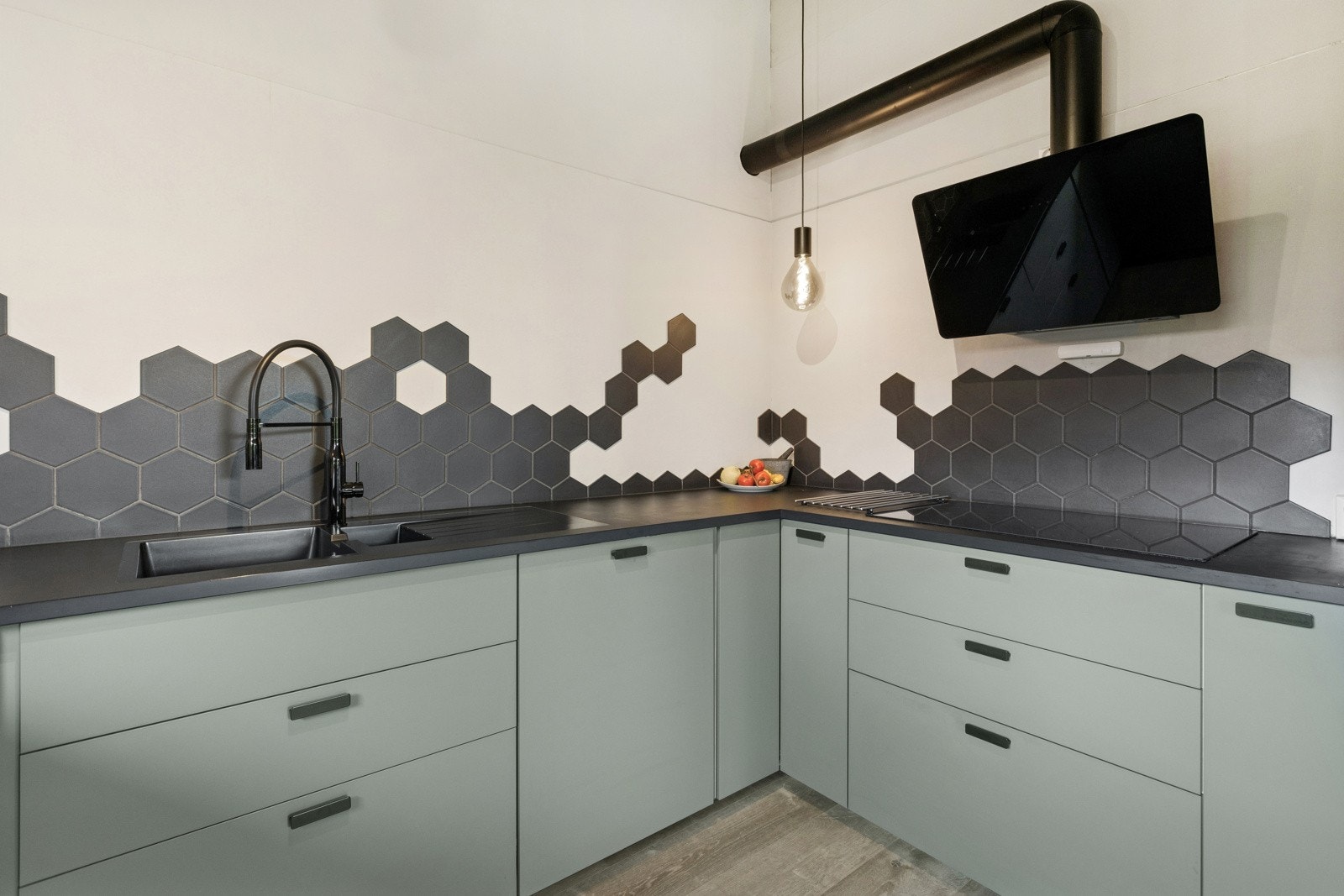 Benkeplater i laminat med hexagon fliser på veggflater over vask og koketopp. Integrerte løsninger for oppvaskmaskin, platetopp, stekeovn, kombiovn og kjøl/fryseskap. Galleribilde
