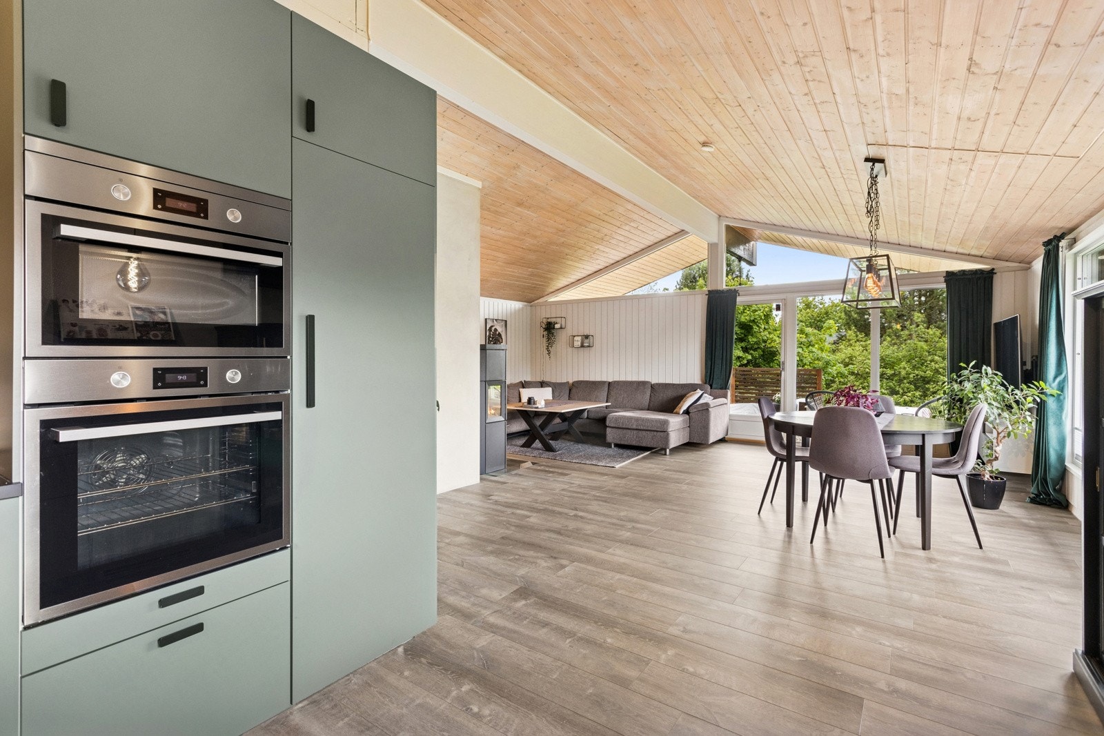 Spisestuen er praktisk plassert i tilknytning til kjøkkenet, og har rom for spisebord med plass til hele familien. Galleribilde