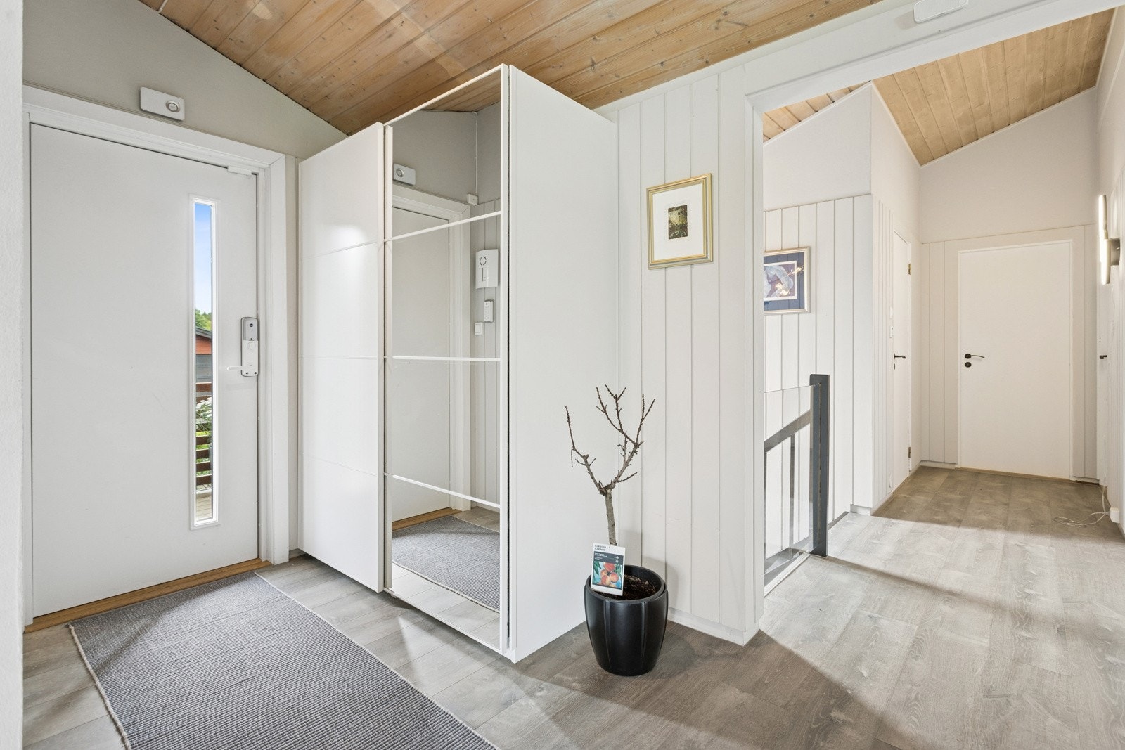 Boligen har et hyggelig og delvis overbygd inngangsparti med plass til en sittegruppe. Inne i entreen blir du møtt av en lys entre med god plass til omkledning og skyvedørsgarderobe med god oppbevaringsplass for yttertøy og sko. Galleribilde