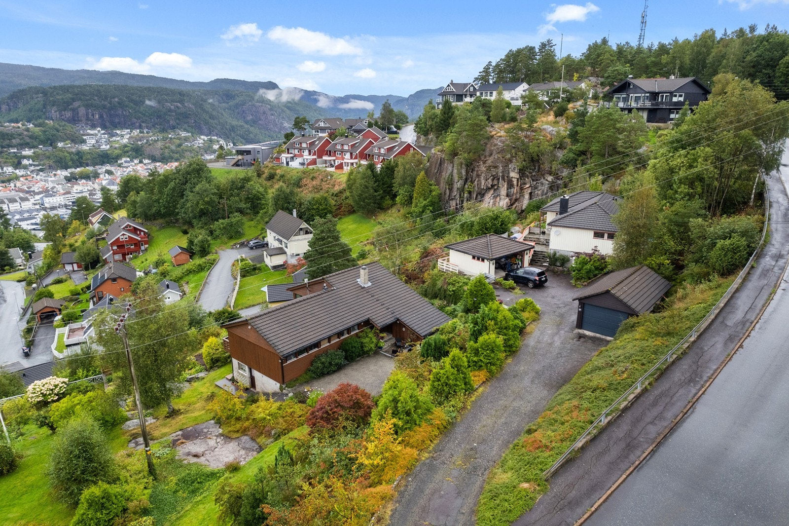 Eiendommen ligger i den eldste delen av Rauli som er et populært boligfelt. Galleribilde