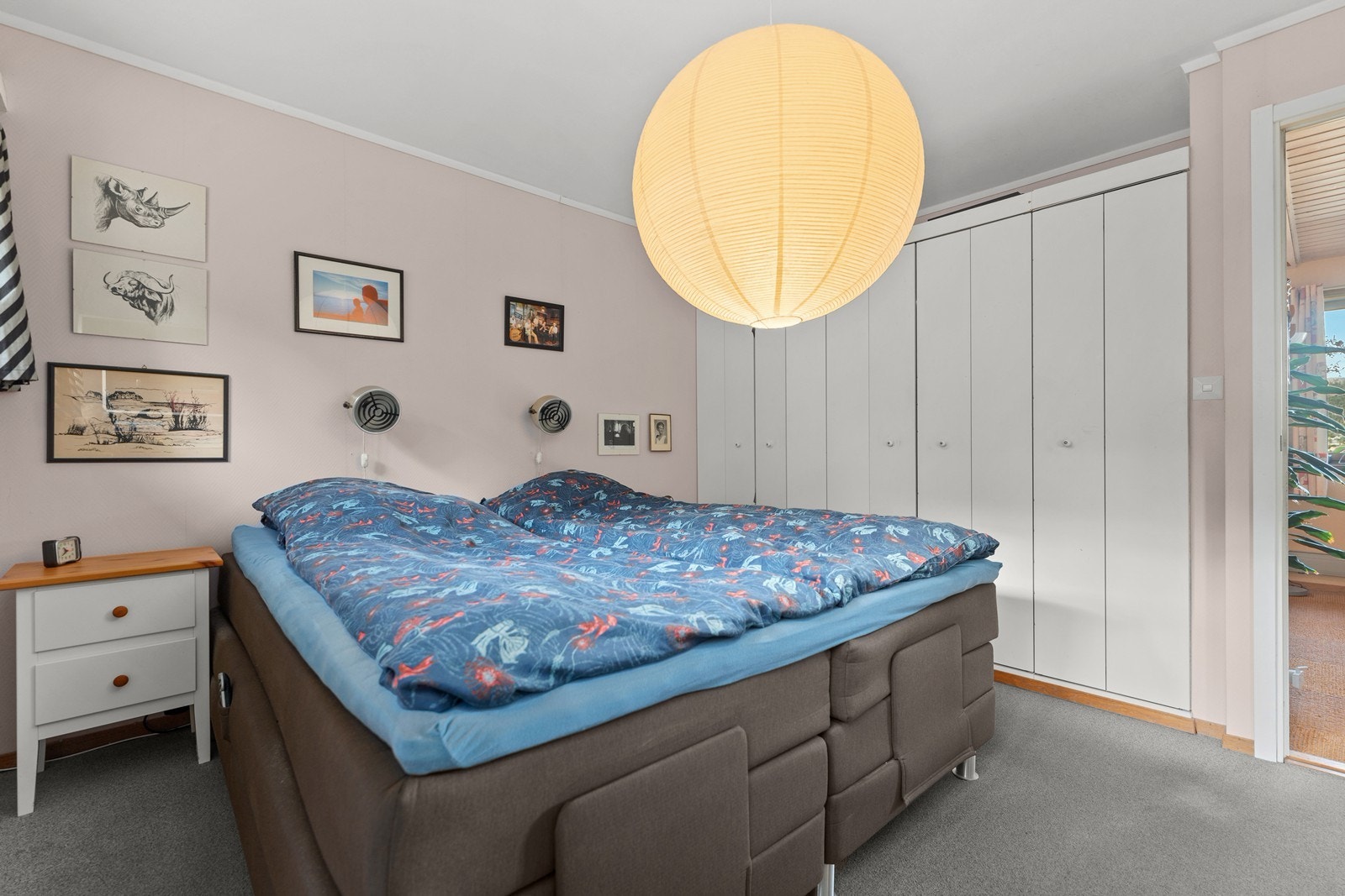 Masse garderobeplass. Galleribilde