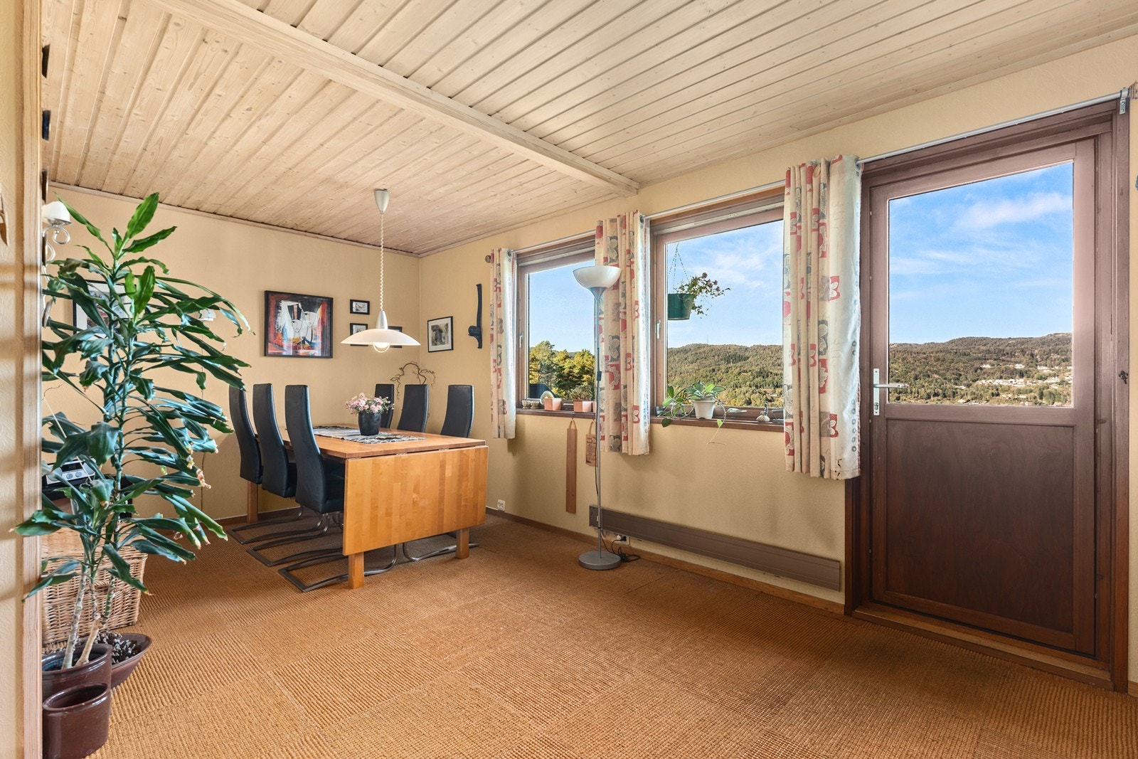 Tapet på vegger og hamp- teppe på gulvet. Galleribilde