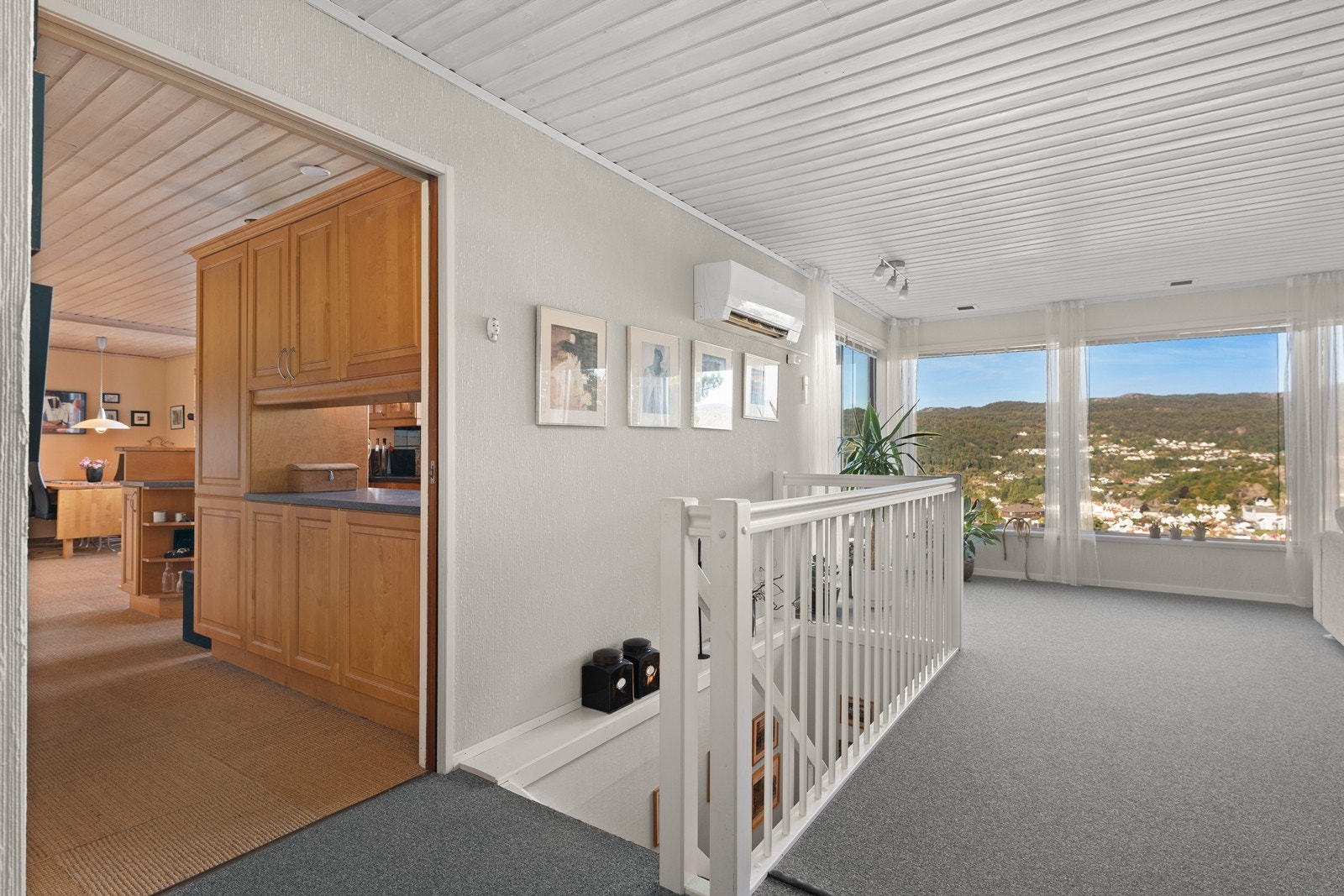 Fra stue mot kjøkken og allrom. Galleribilde