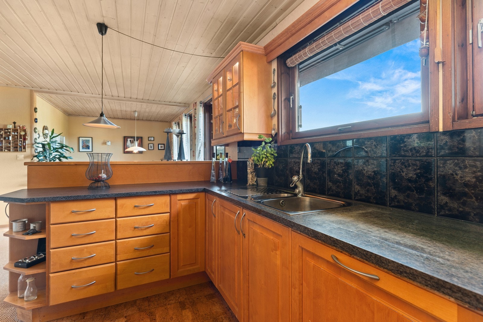 Åpent mellom kjøkken og allrom/ spiseplass. Galleribilde