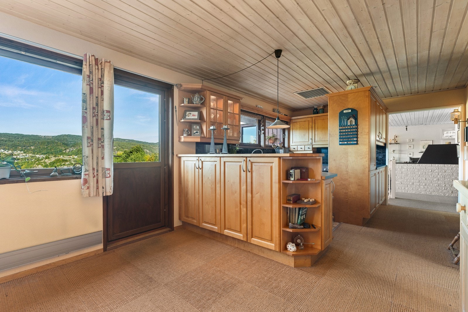 Kjøkken/ allrom med utgang til veranda. Galleribilde