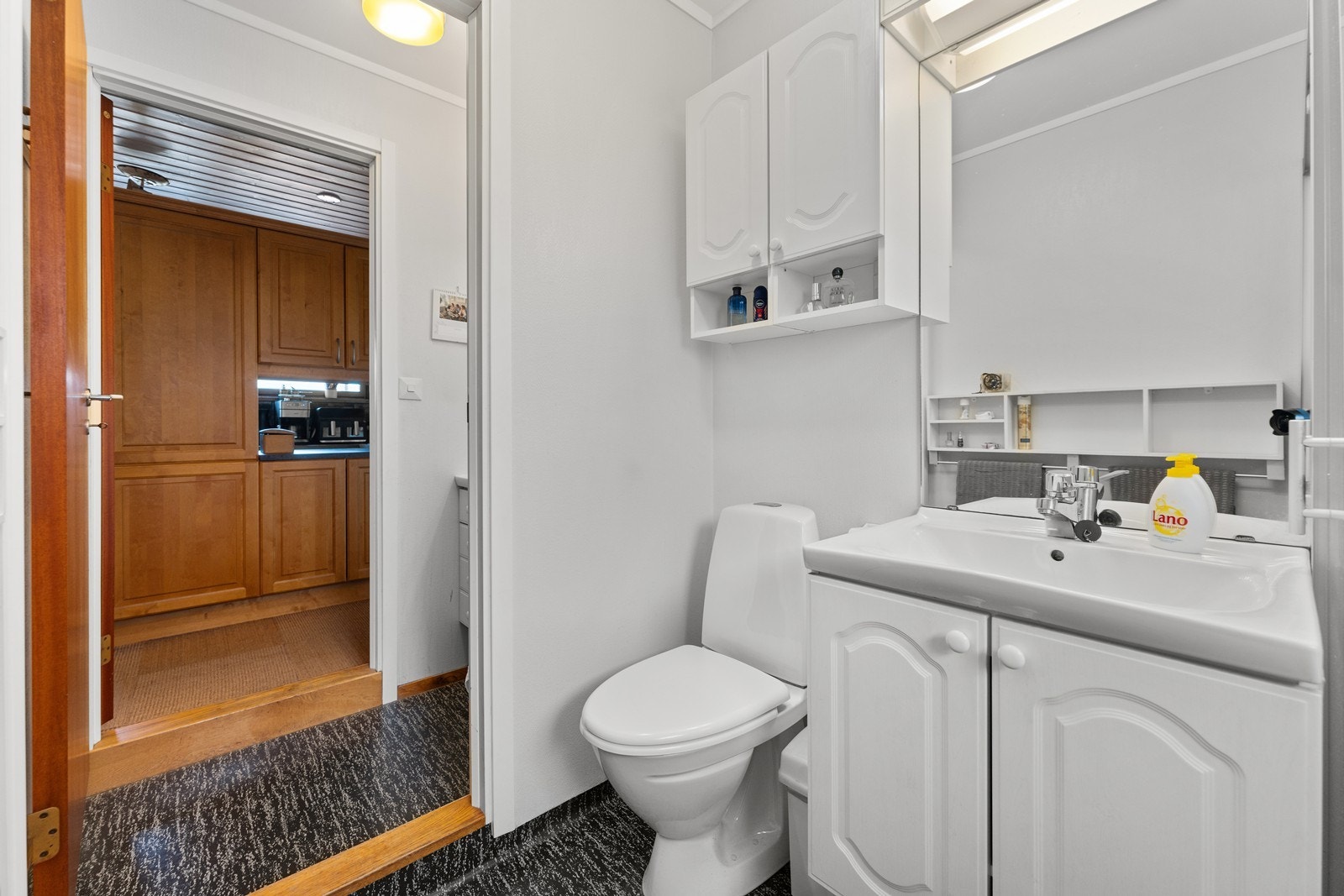 Det er to servanter på badet. Galleribilde