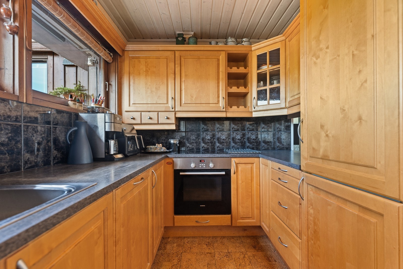 Heltre innredning i lys bjerk. Galleribilde