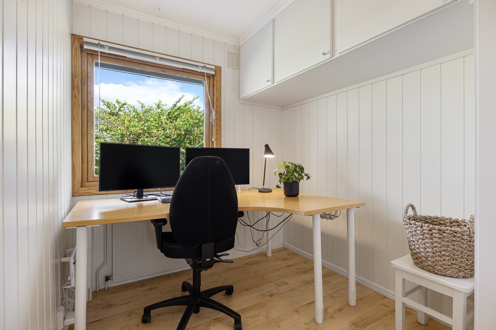 I forbindelse med gangen er det også et kontor - perfekt for hjemmekontorløsning. Galleribilde