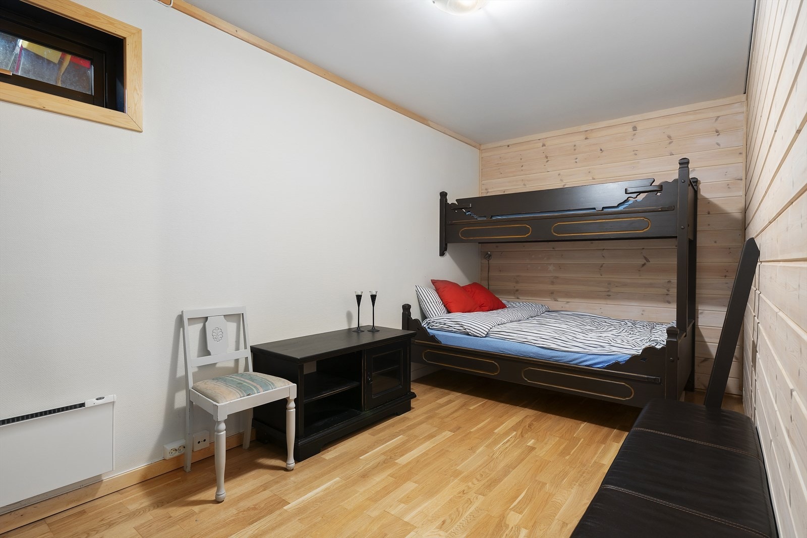 Disponibelt rom- benyttes i dag som soverom, men oppfyller ikke dagens krav til rømningsvei eller dagslysflate. Galleribilde