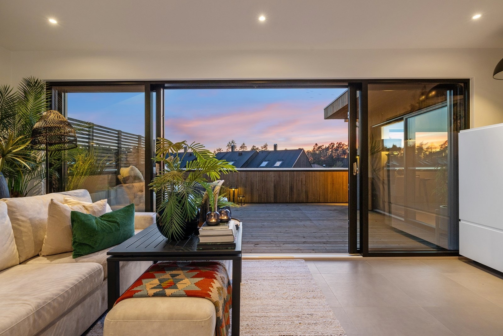 Et nydelig sted å sitte på kveldstid. Hagestuen er isolert og har varmekabler i gulv. Galleribilde