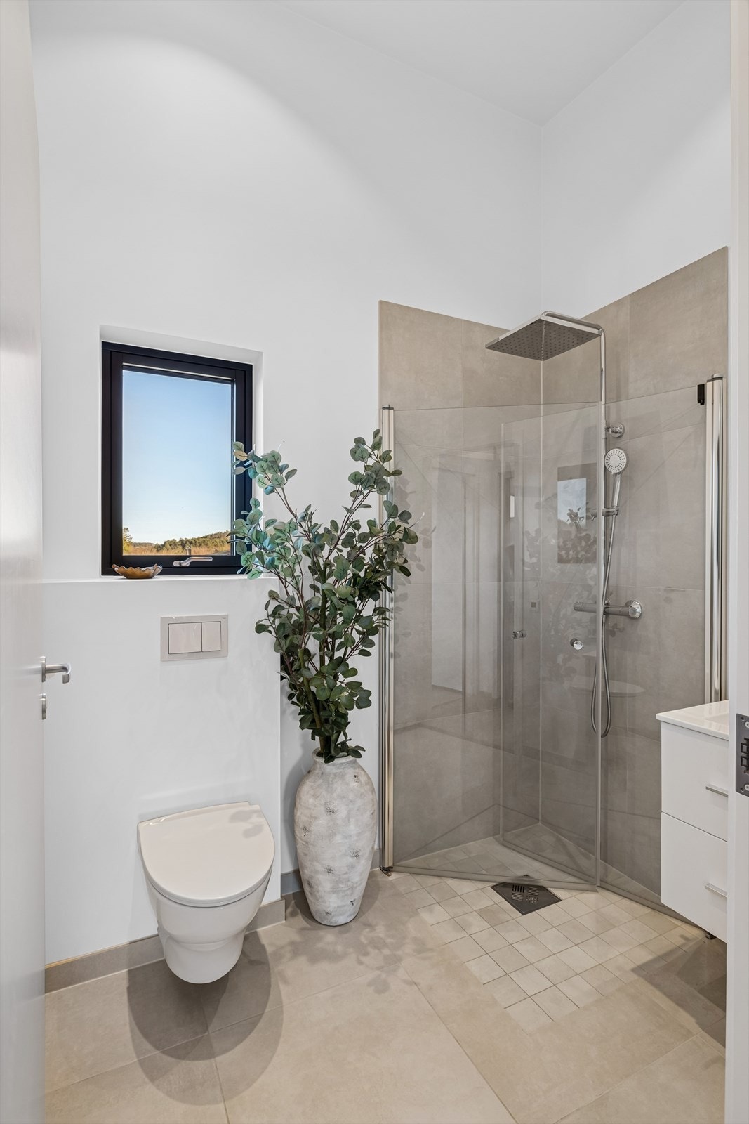 Praktisk bad i andre etasje som ligger i tilknytning til de to soverommene. Galleribilde