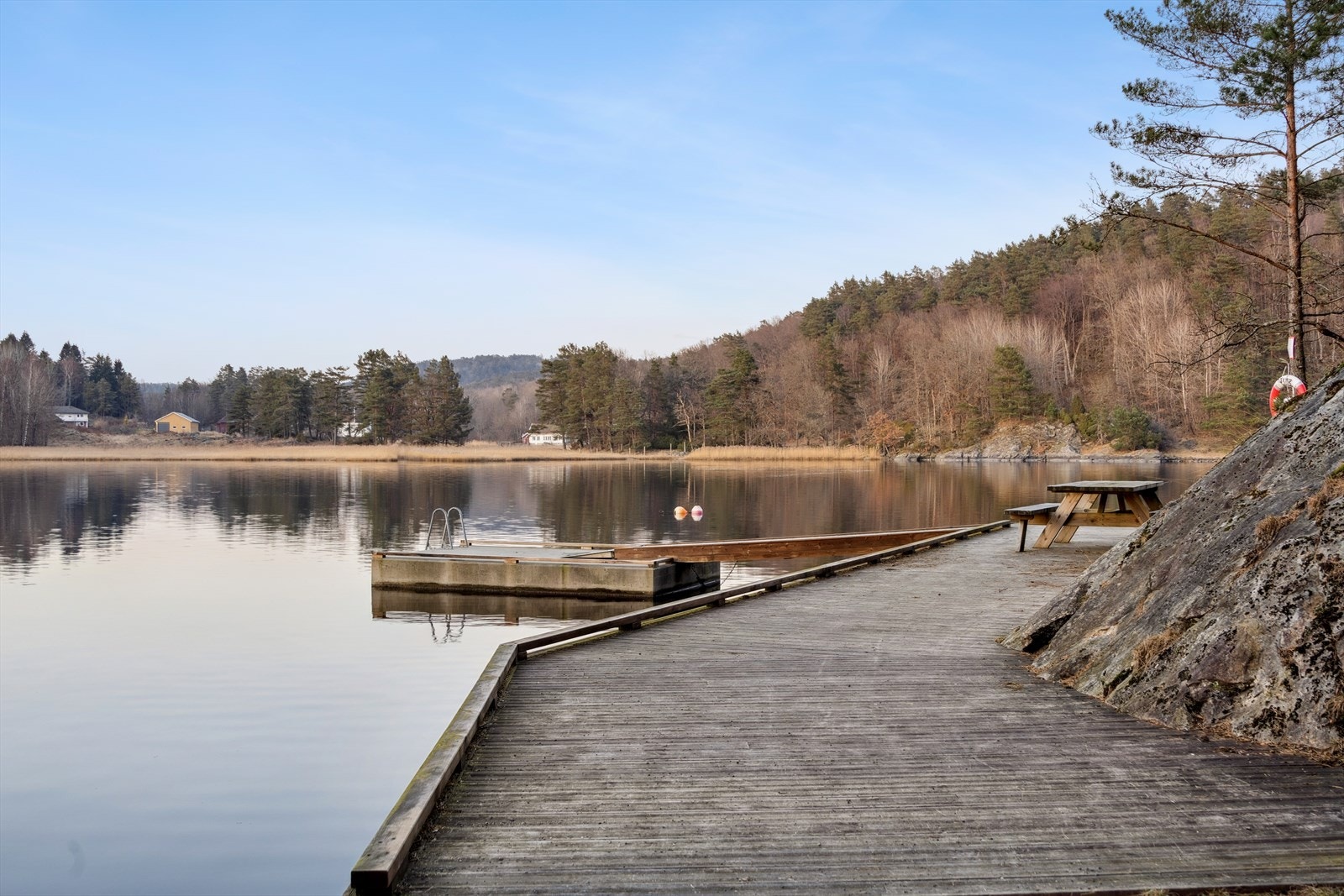 Flere flotte turområder i umiddelbar nærhet. Drangsvann har kajakkhotell, her kan man låne kajakk, alt tilrettelagt for barnefamilier! Galleribilde