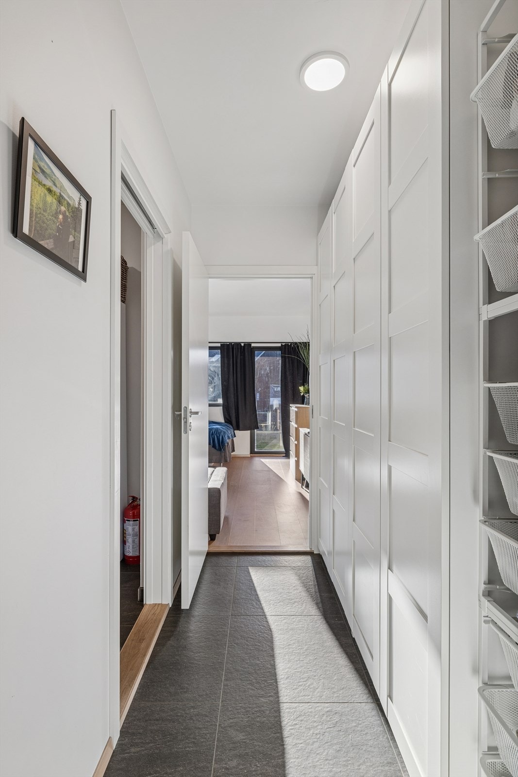 Mellomgang med stor garderobe. Galleribilde