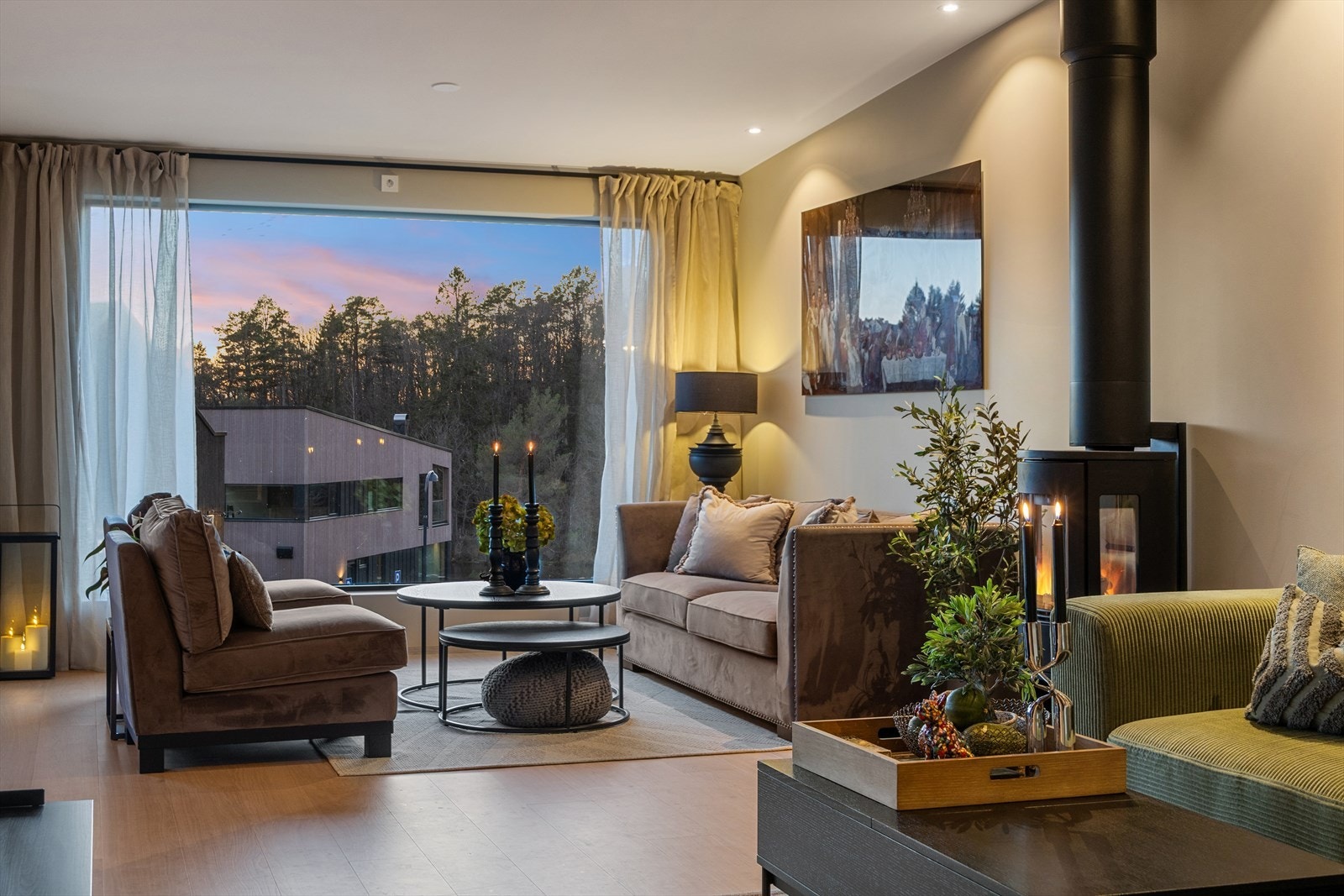 Boligen går over to plan og har en egen praktikantdel som gir fleksible muligheter for gjester, familie eller utleie. Galleribilde