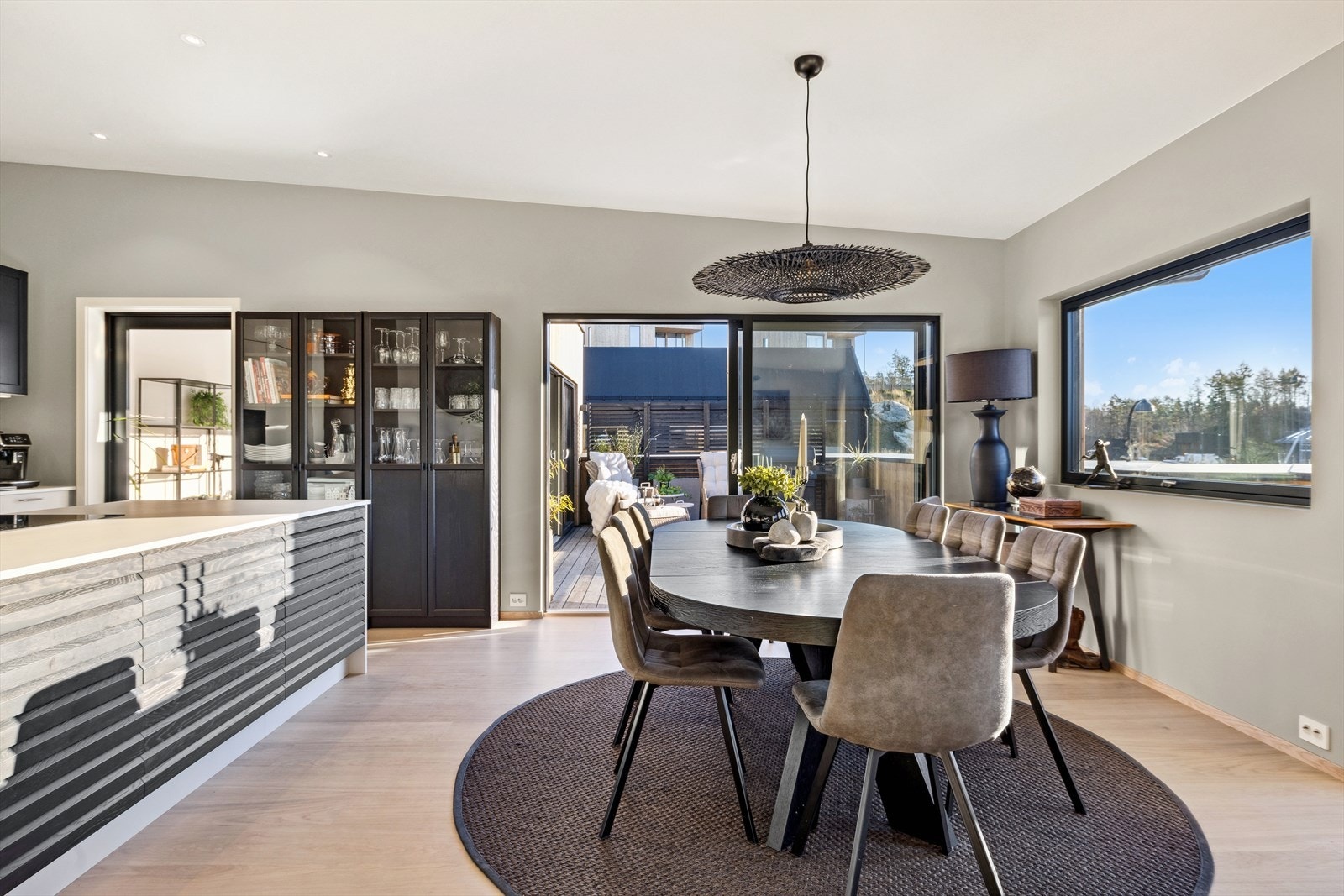 Naturlig plass for spisebord hvor det kan dekkes til mange! Galleribilde