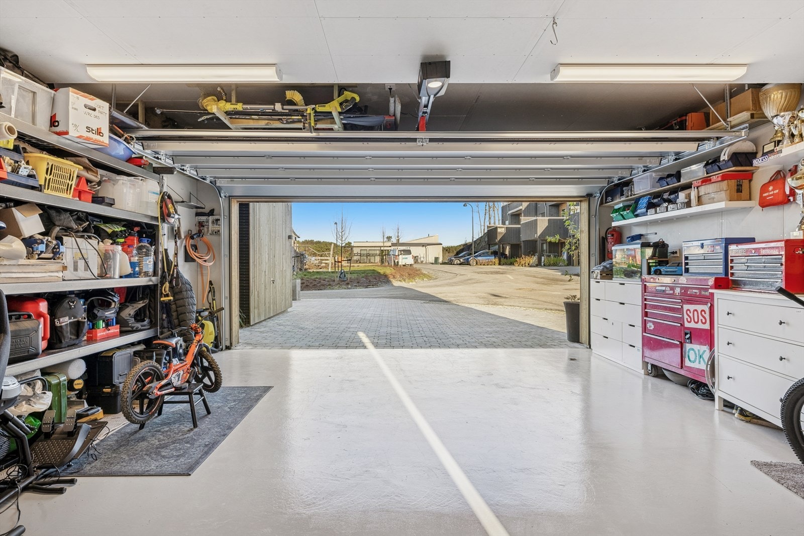 Den integrerte doble garasjen gir enkel og praktisk adkomst til huset. Eller plass til flere biler i innkjørselen. Galleribilde