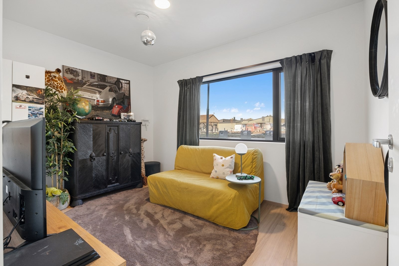 Soverommene er av god størrelse og har plass til dobbeltseng, garderobeløsning og ellers det man måtte ønske. Galleribilde