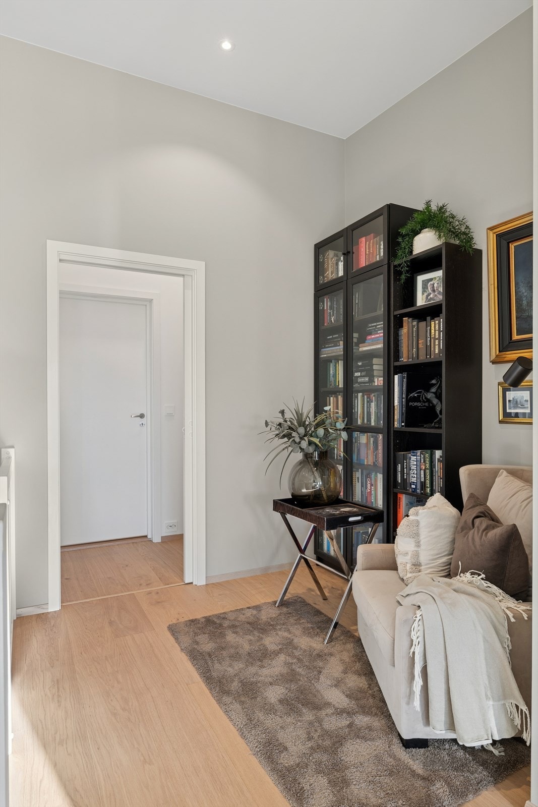 To av husets soverom ligger i andre etasje. Her finner man bad, hovedsoverom med garderobedel og kontor/ soverom. Galleribilde