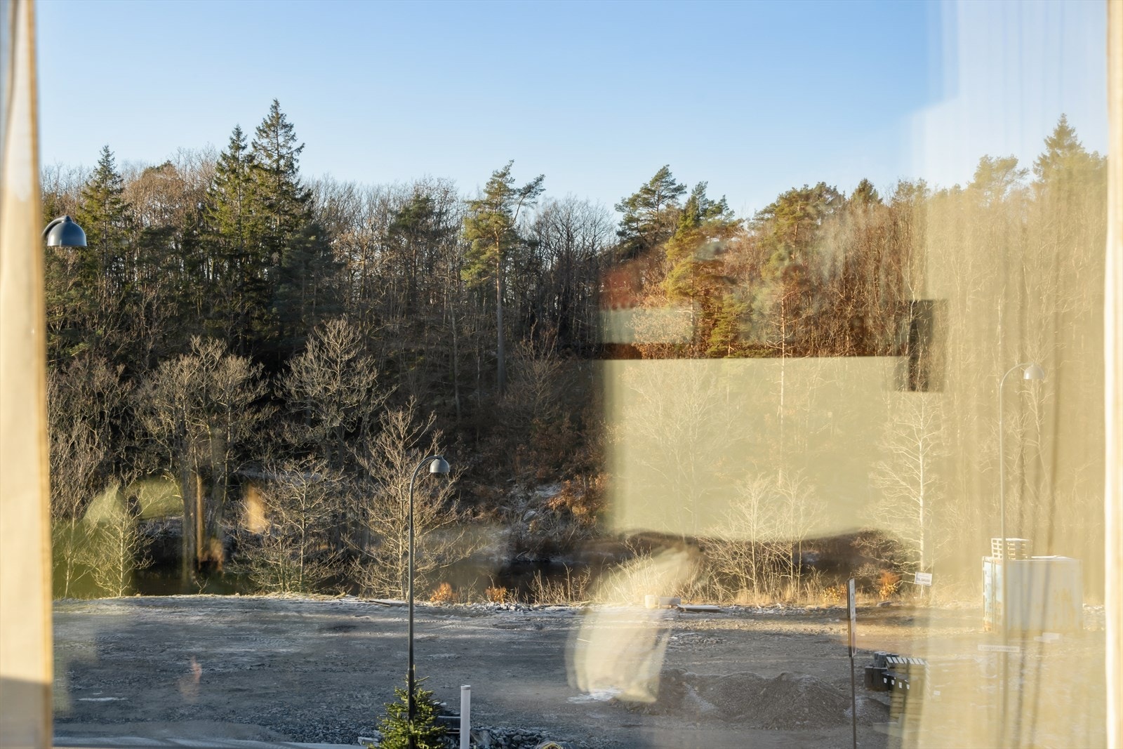 Utsikt fra stuen ned mot Langetjørna. Galleribilde