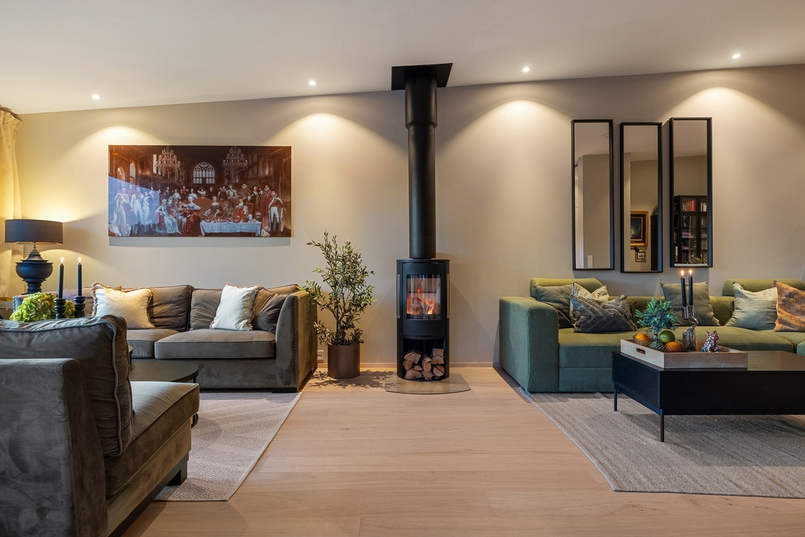 En eksklusiv og påkostet enebolig fra 2025 med praktikantdel, beliggende i det attraktive området Sommerro på Drangsvann i Kristiansand. Galleribilde