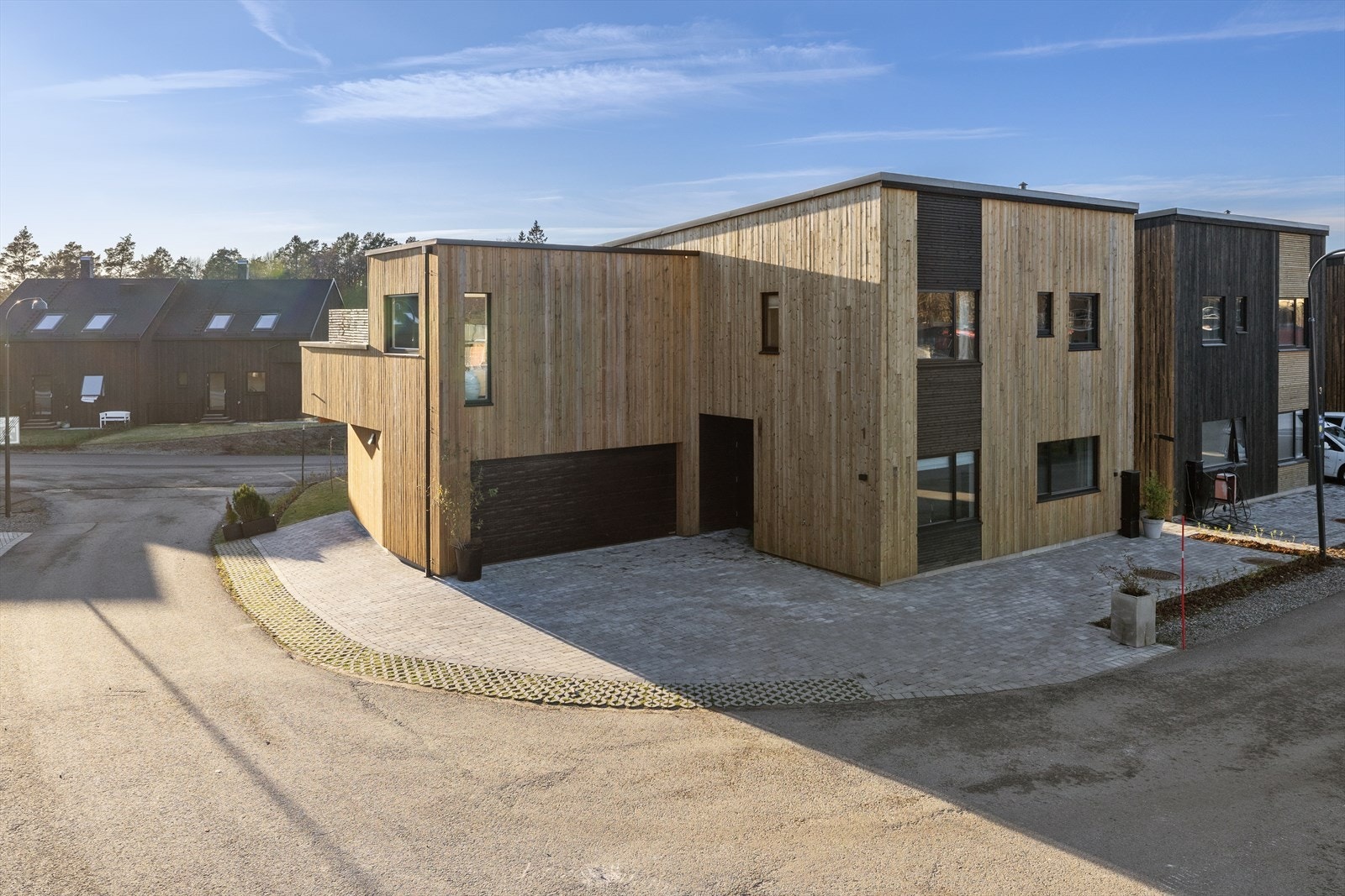 Boligen grenser til et felles tun med lekeplass, og området byr på flere turmuligheter som passer for både barn og voksne. Under 1 minutts gange til busstopp. Galleribilde