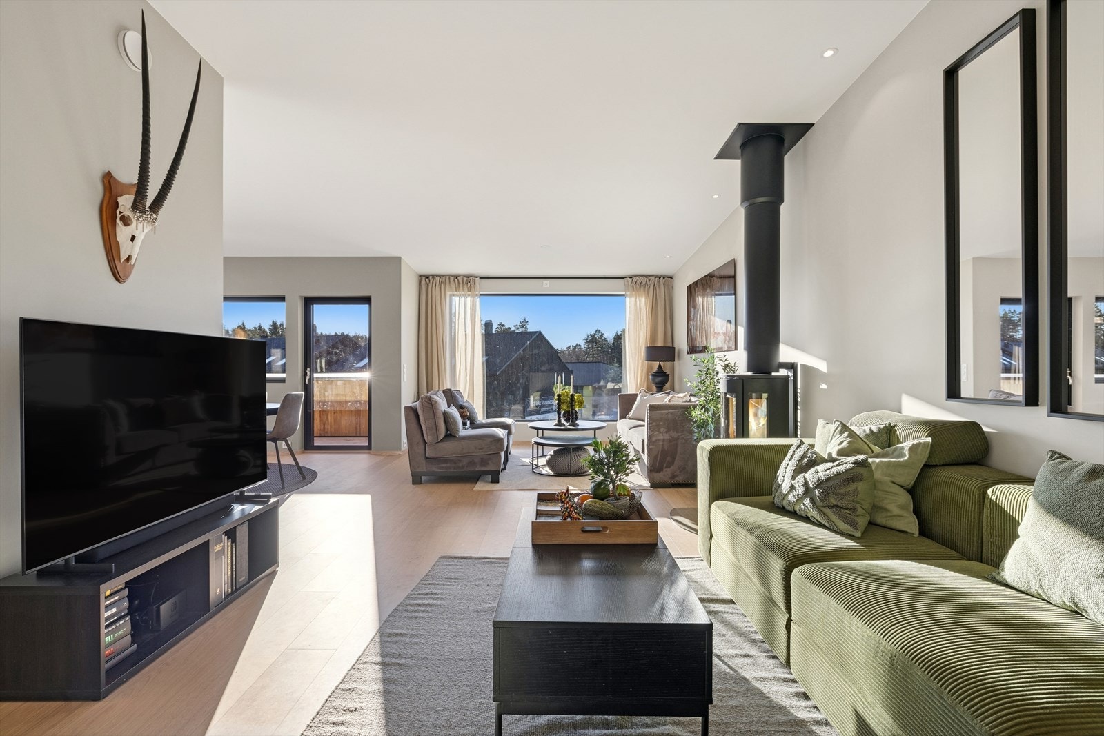 Åpen stue med peis som skaper en lun atmosfære. Galleribilde