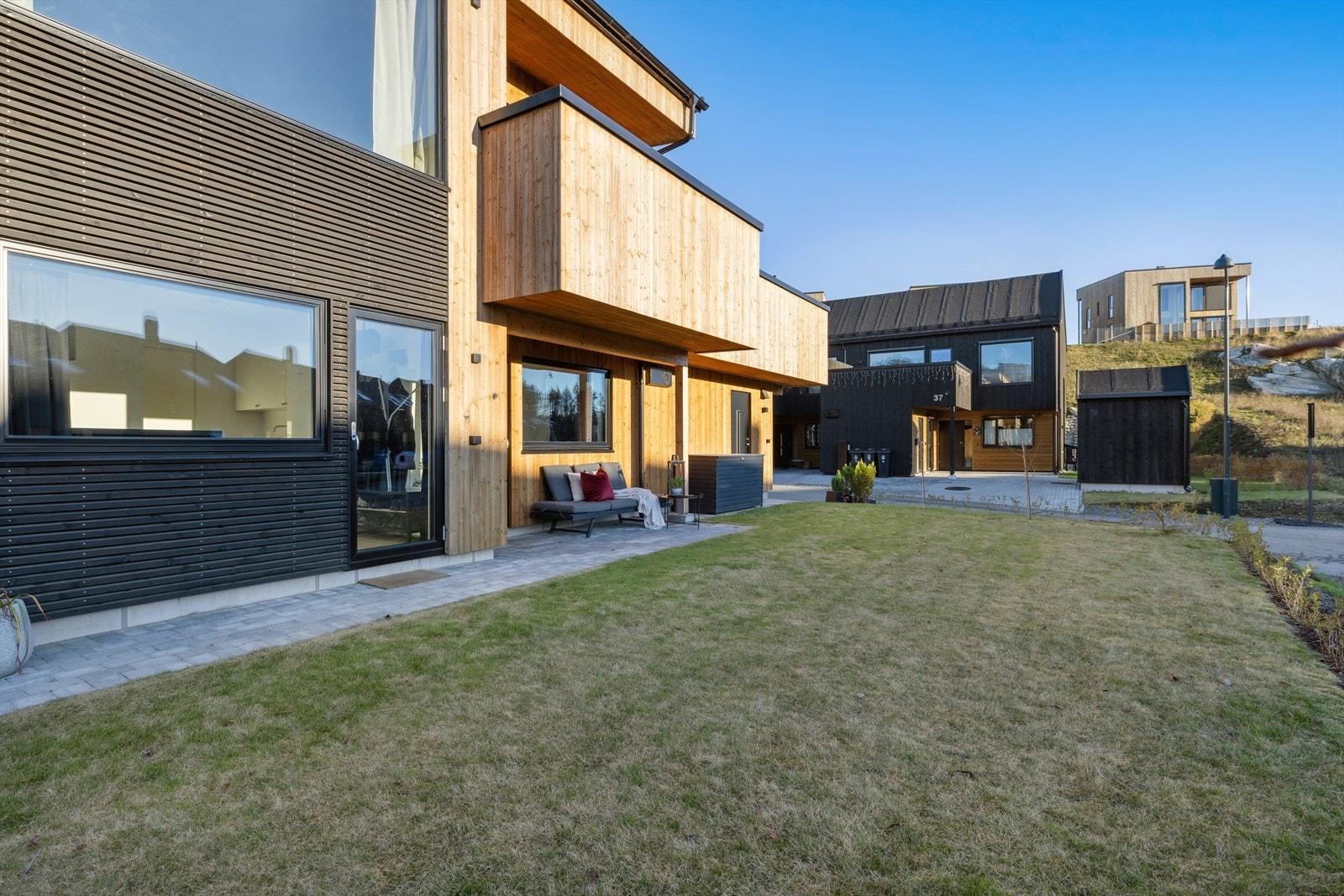 Tomten er ferdig opparbeidet og byr på gode uteområder som innbyr til avslapning og sosiale sammenkomster. Galleribilde