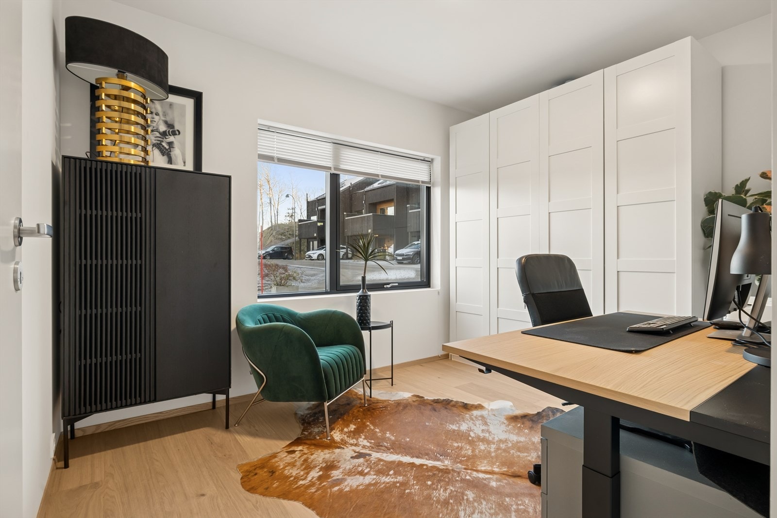 Videre ned i første etasje er det tre soverom, bad, vaskerom, garasje og praktikantdel. Galleribilde