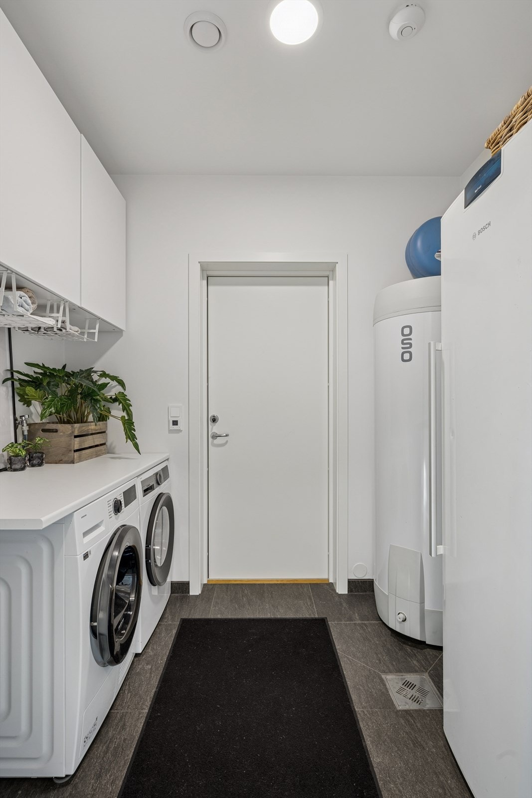 Praktisk separat vaskerom med direkte utgang til garasjen - en drøm for de fleste! Galleribilde