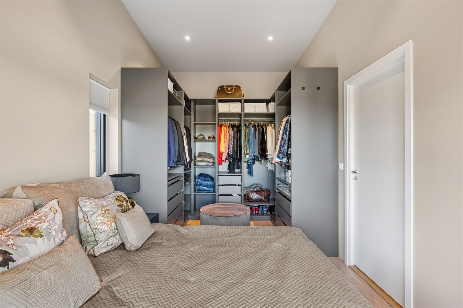 Tilhørende garderobe som medfølger. Galleribilde