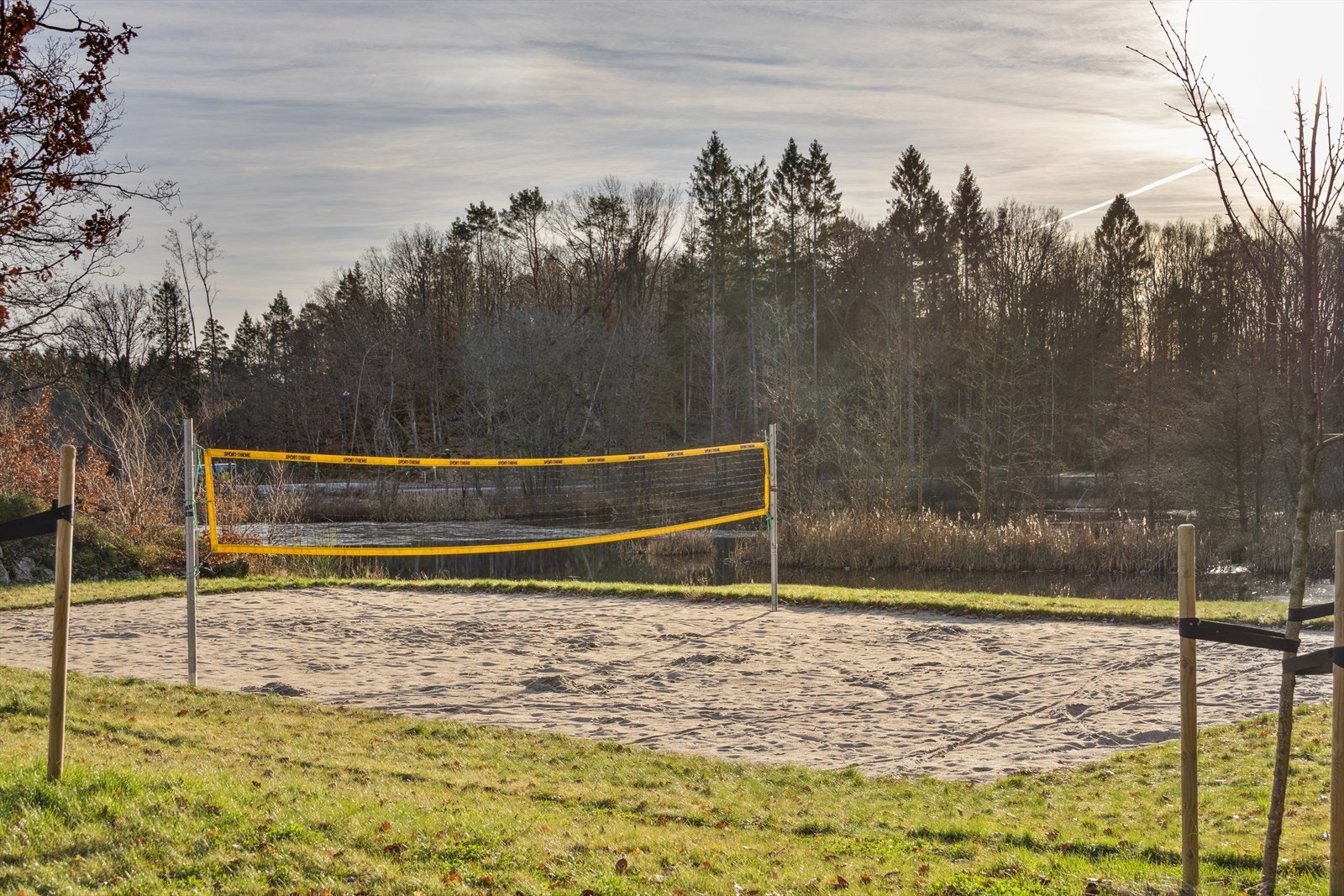 Volleyballbane i nærheten. Galleribilde