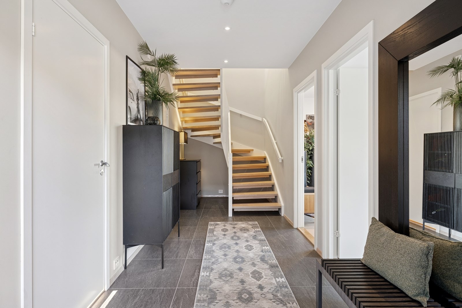 Hallen er romslig med plass for sittemøbel og oppbevaring. Flotte eiketrinn i trapp. Galleribilde