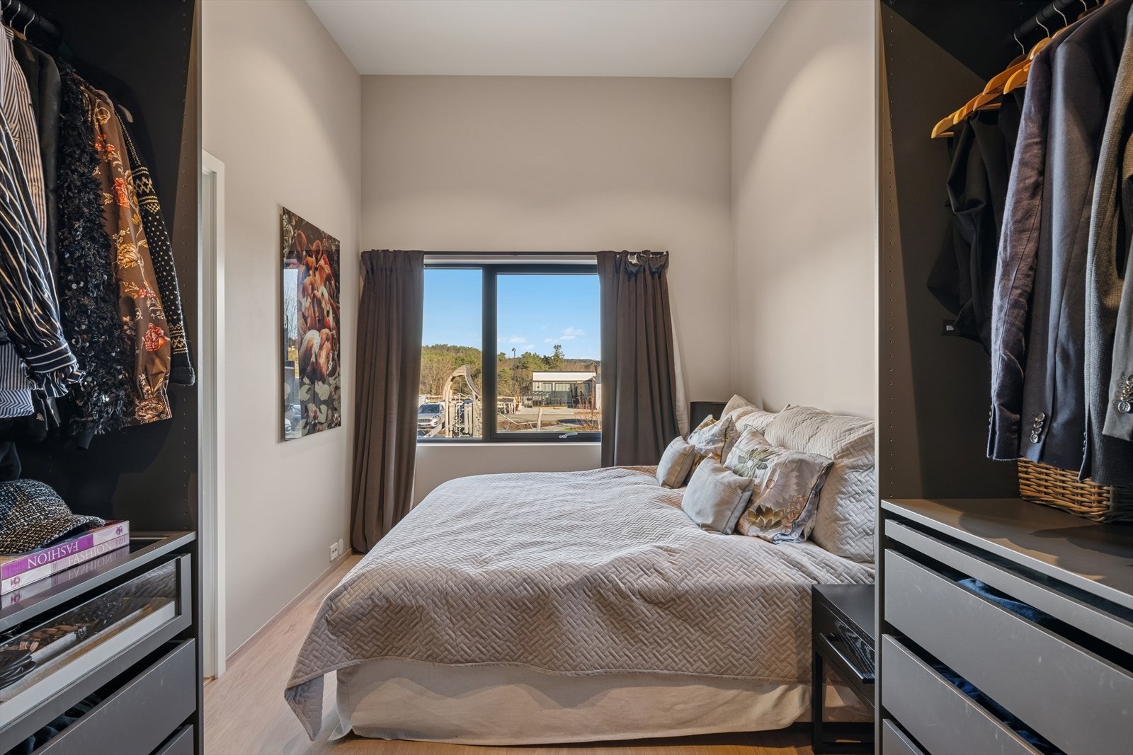 Lekkert soverom med delikat fargepalett. Galleribilde