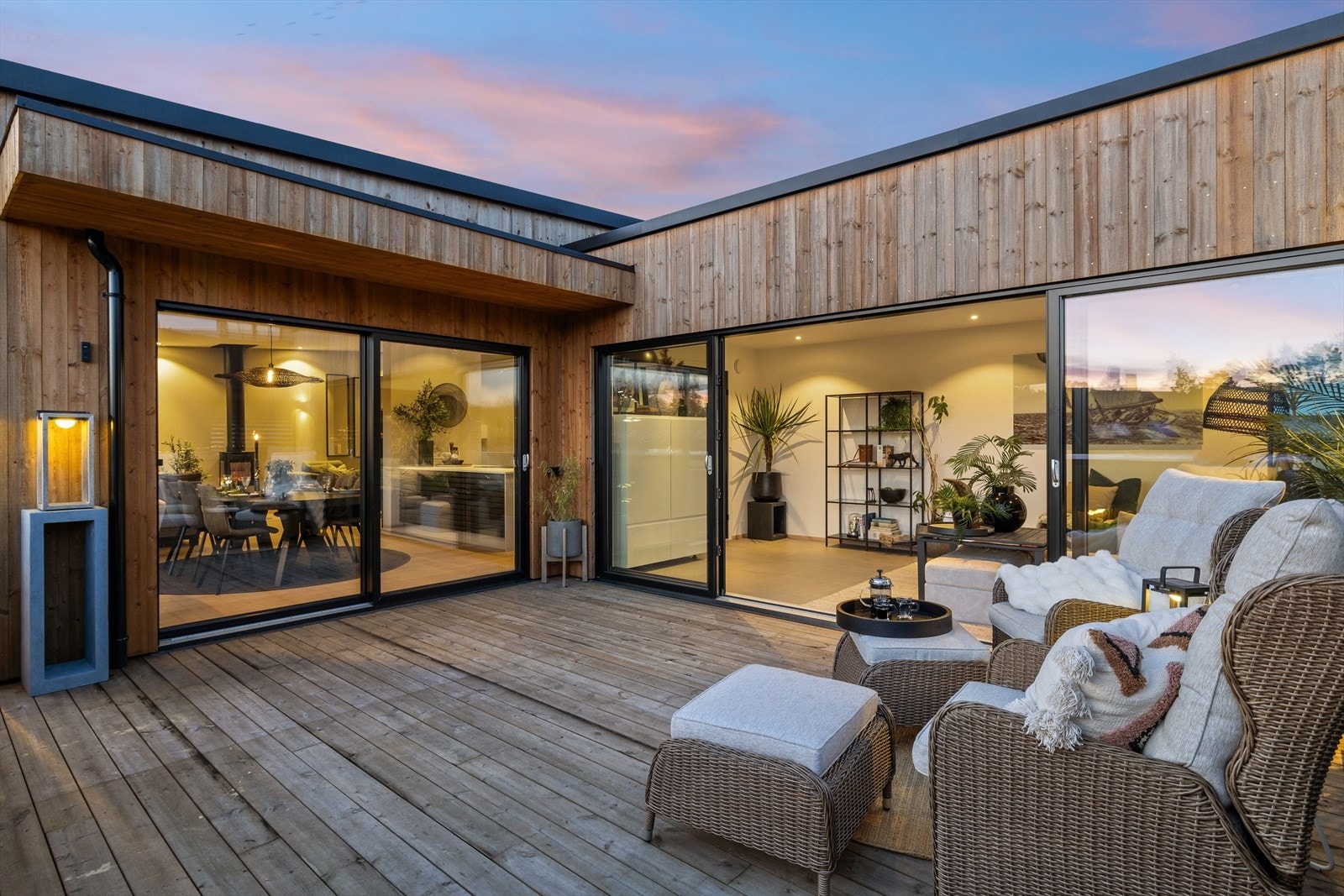 Huset vender syd/vest og på terrassen har du sol fra morgen til ca. 19/20 sommerstid, og i hagen enda litt lenger. Galleribilde