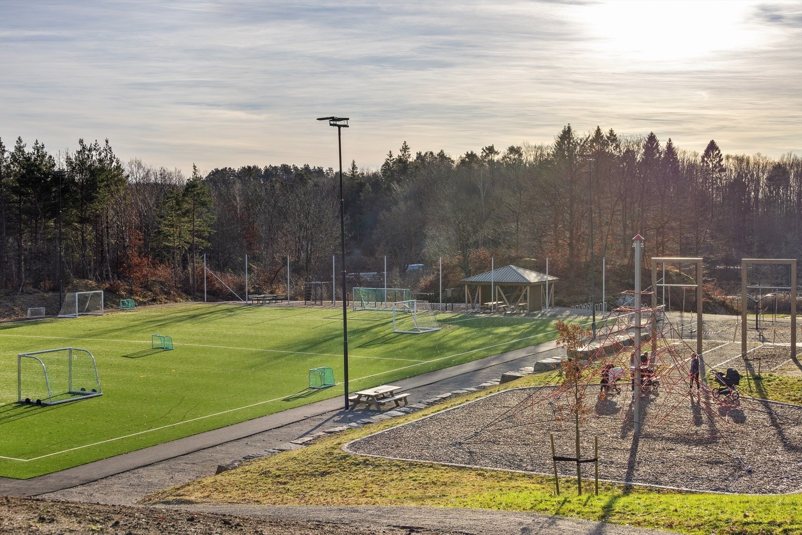 Fotballbane og lekeplass i nærområdet. Galleribilde