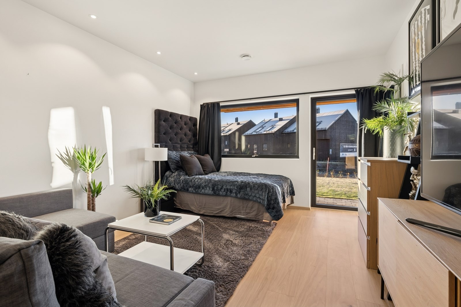 Det største rommet i første etasje er en perfekt ekstra stue for barna. Galleribilde