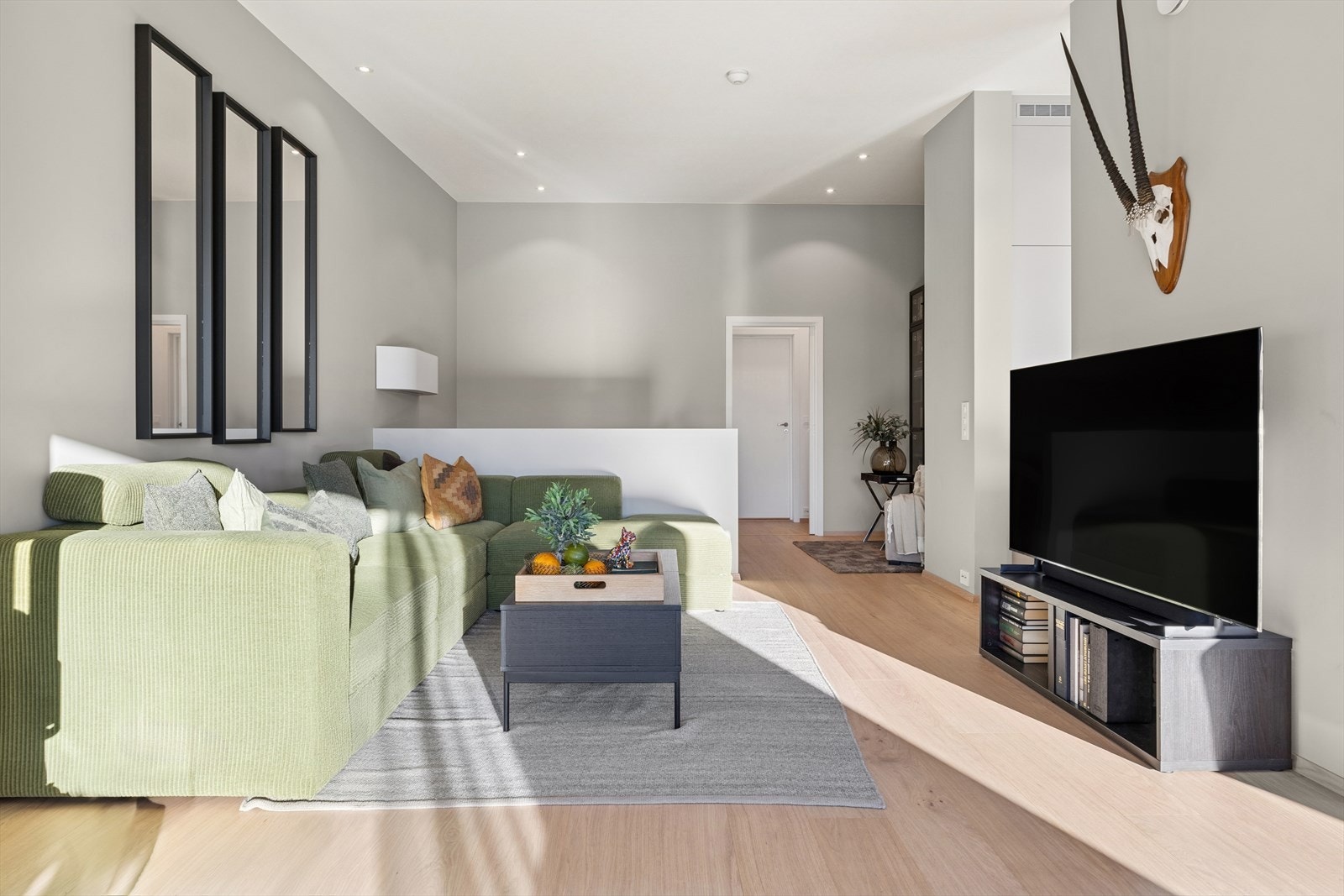 God takhøyde gir en luftig følelse i allrommet. Varmepumpe montert over trapp. Galleribilde