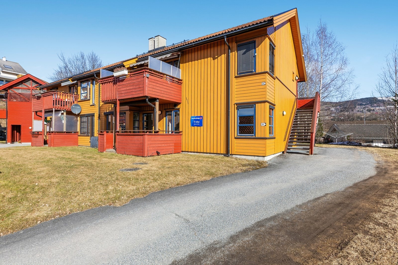 Leiligheten ligger på enden i første etasje med enkel adkomst. Galleribilde