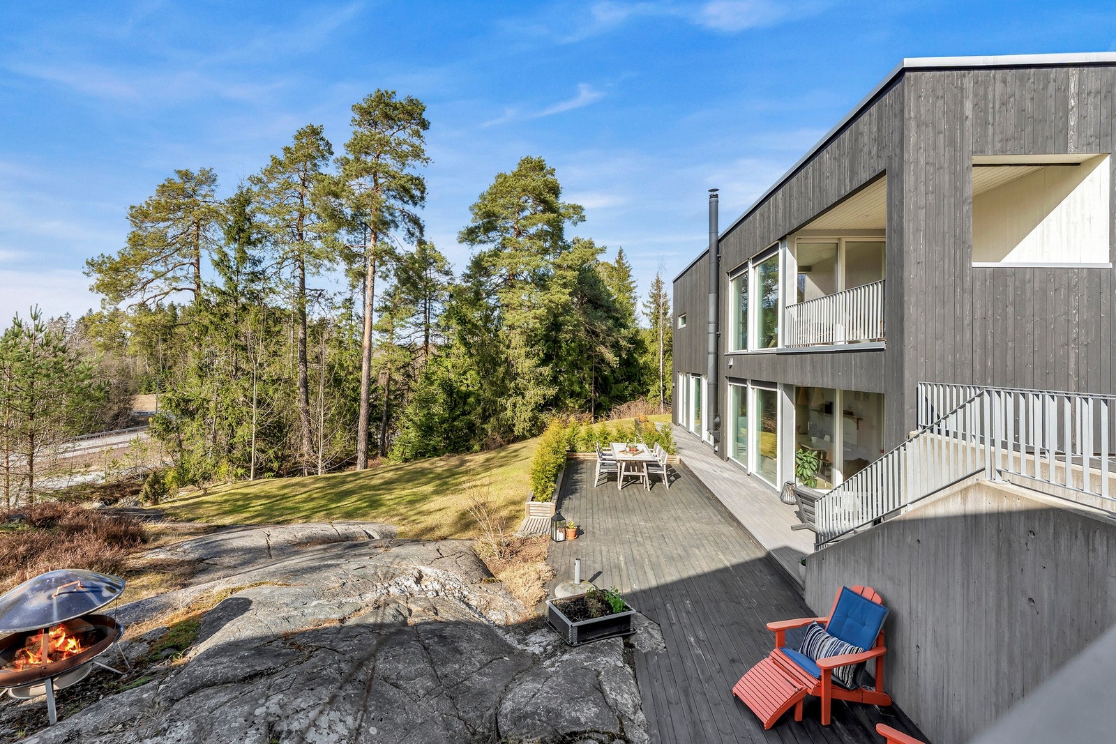 Flott naturtomt med fjell i dagen. Terrassen har god plass til grill, lounge, bålplass og spisegruppe Galleribilde