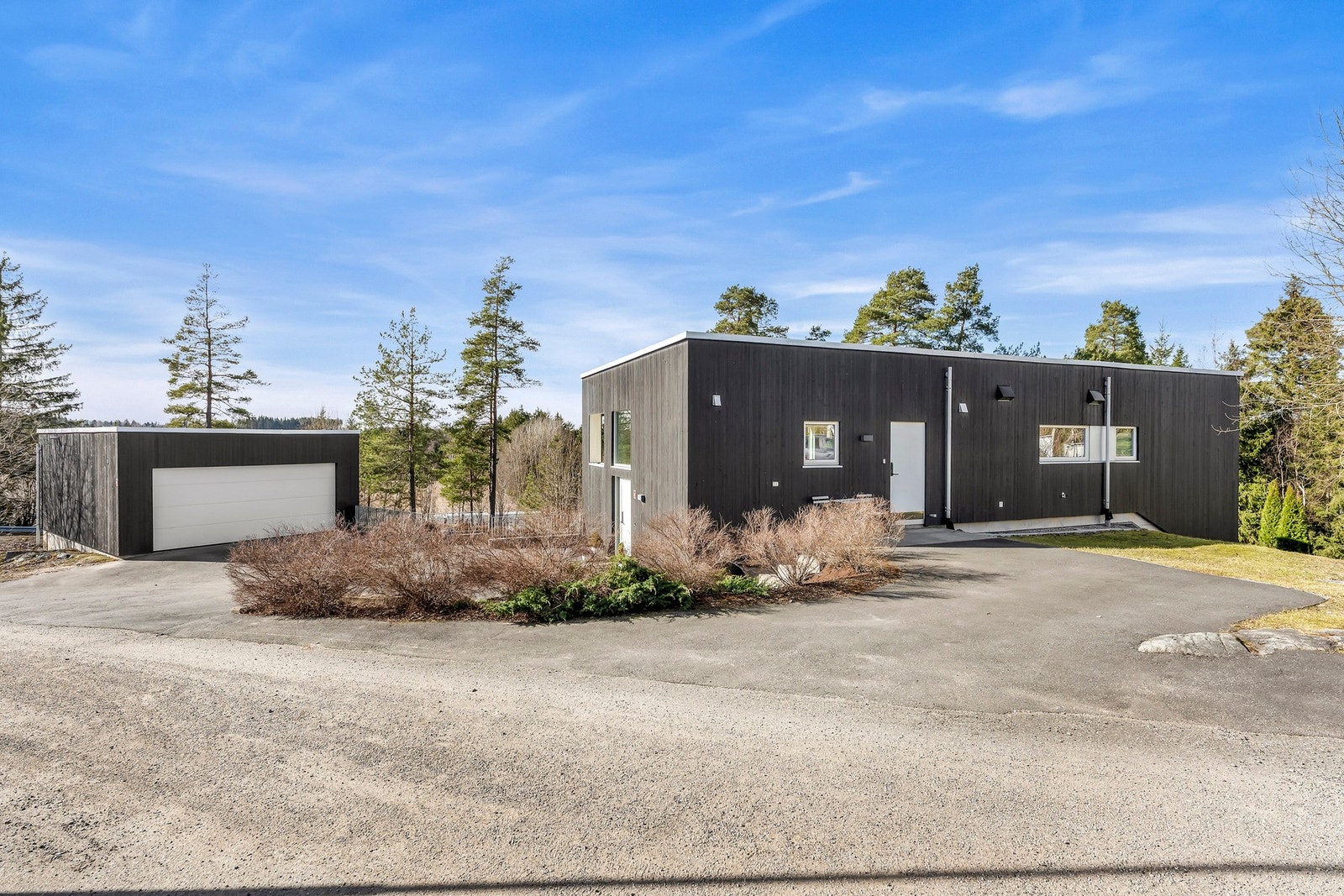 På forsiden av huset har man en egen inngang til hobbyrom og 1.etasje Galleribilde