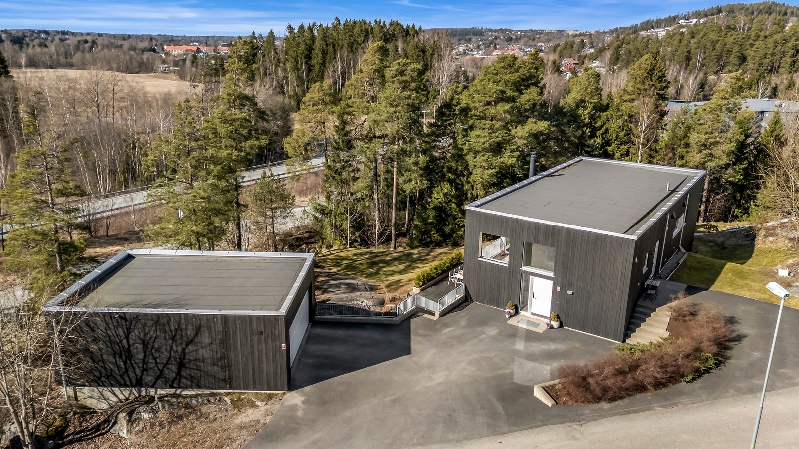 Boligen har en romslig gårdsplass med flere biloppstillingsplasser. Dobbelgarasje med automatisk leddport og elbillader Galleribilde