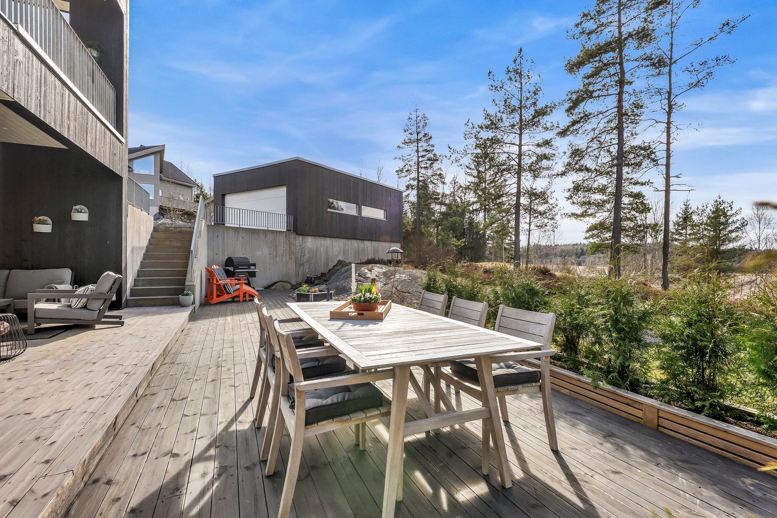 Herlig terrasse på hele 70kvm med flere gode soner Galleribilde