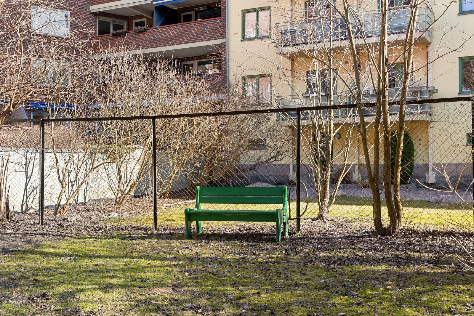 Fellesområder opparbeidet med sittebenker, plenarealer, prydbusker og diverse beplantning. Galleribilde