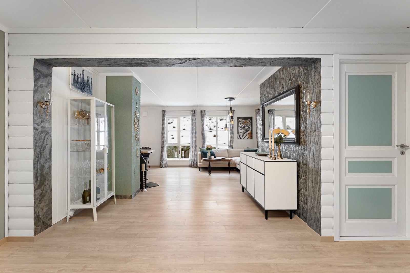 Leiligheten oppleves lys og luftig hvor det er enkelt å trives Galleribilde